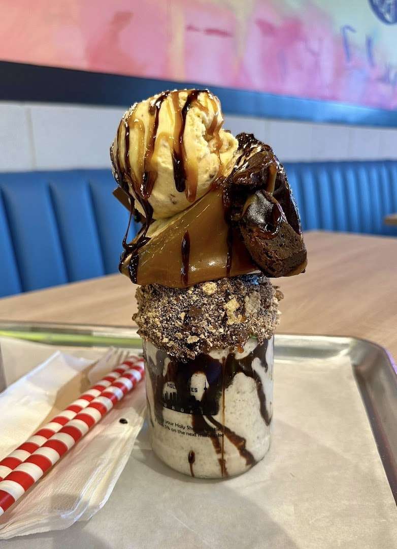 Holy Shakes Desserts, Cafe & Eatery Delta photo 4